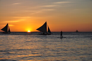 海上日落时的帆船美景