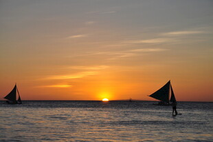 海上日落时的帆船美景