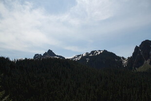 山峦森林间的天空景致