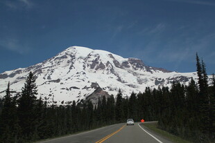 雪山下的公路美景