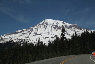 公路旁的雪山壮丽景致