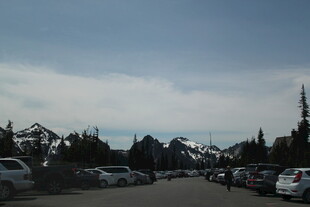 停车场远景与远处尖塔景观