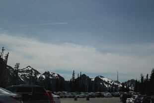 雪山下的停车场景象