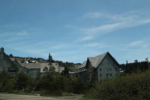 乡村风格房屋与蓝天绿树