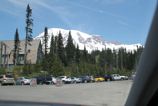 雪山下的停车场与森林景观