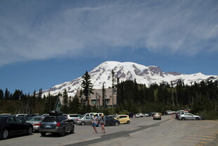 雪山下的停车场及行人