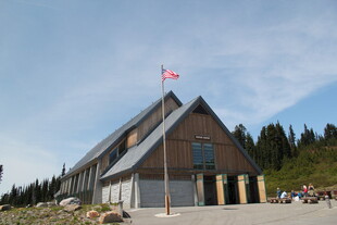 山间木屋建筑 飘扬国旗