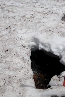 雪覆盖的老旧烟囱口