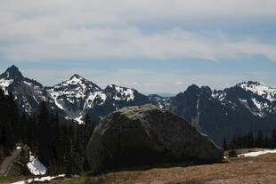 雪山下的巨石景观