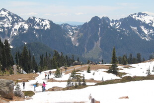 雪山美景中游人漫步