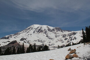 雪山风光 岩石点缀