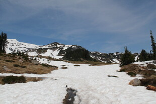 雪山间的徒步小径