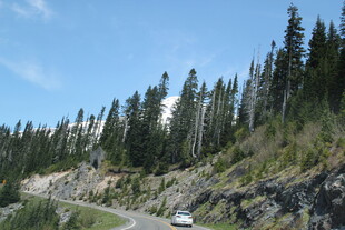山间公路上的行驶景象