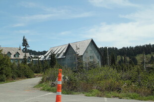 山间路旁的特色建筑