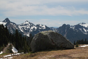 山间巨石与远处雪山美景