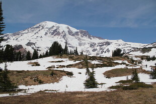 雪山下的自然景致