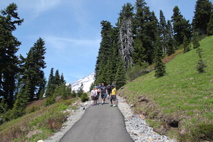 山间徒步小径上的旅行者