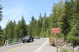 山间公路行驶的车辆