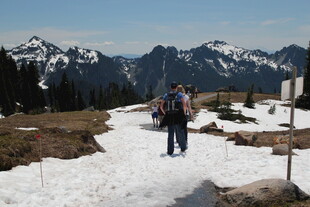 雪山徒步的背包旅行者