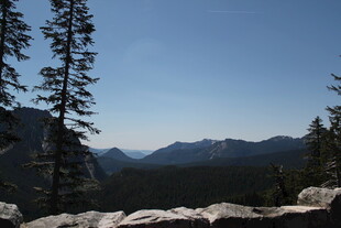 山间美景 远眺连绵山脉
