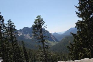 山林间的秀丽山脉景色