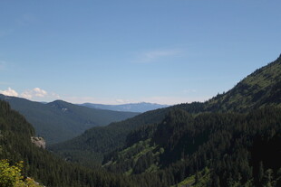 青山翠谷间的秀丽山景