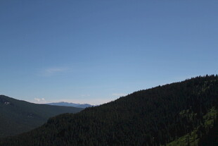 山峦蓝天间的自然景致