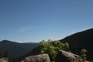 山间美景 岩石绿植伴蓝天