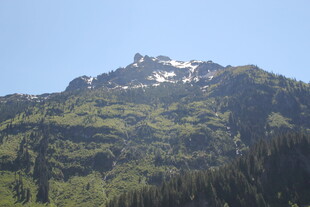 青山覆雪的秀丽山间景色
