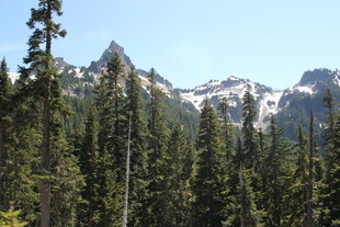 山林间的壮丽雪山景致