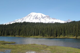 雪山下的静谧湖泊