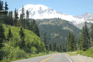 山间公路旁的雪山美景