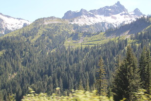 山林间的壮丽雪山景色