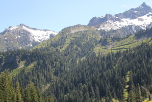 山林间的巍峨雪山美景
