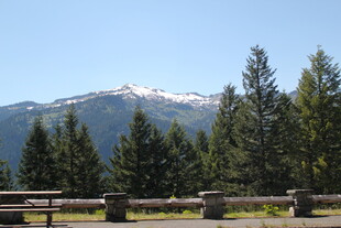 山林间的静谧户外景致