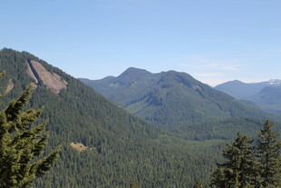 山峦林海间的壮美风光