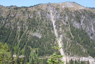 山间壮丽瀑布景观