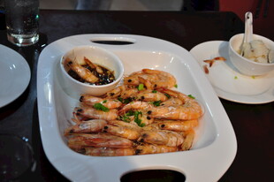 美味蒜蓉开背虾摆盘精致