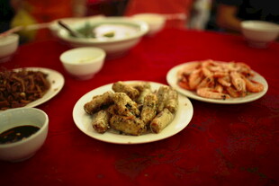 中式美味菜肴摆放在桌