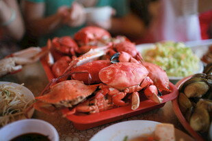 丰盛海鲜大餐诱人上桌