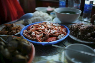 美味海鲜盛宴摆上桌