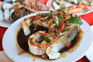 美味清蒸鱼搭配多样海鲜