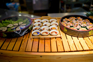 多样寿司摆放在木台上