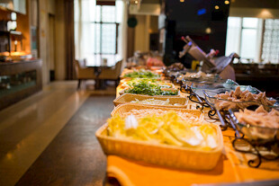 自助餐厅丰富美食展示