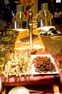 自助美食区的多样小吃