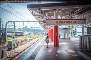 日本车站站台孤独身影