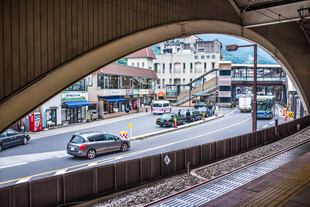 日本桥下街道车辆穿梭景象