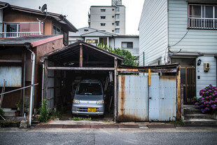 日本老旧车库旁的居民住宅