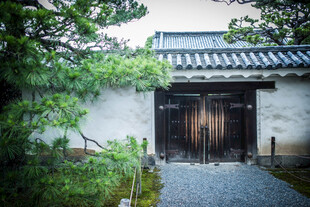 日本日式庭院古朴木门景致