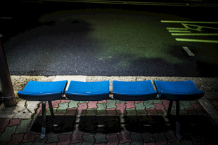 日本蓝色长椅置于昏暗空间